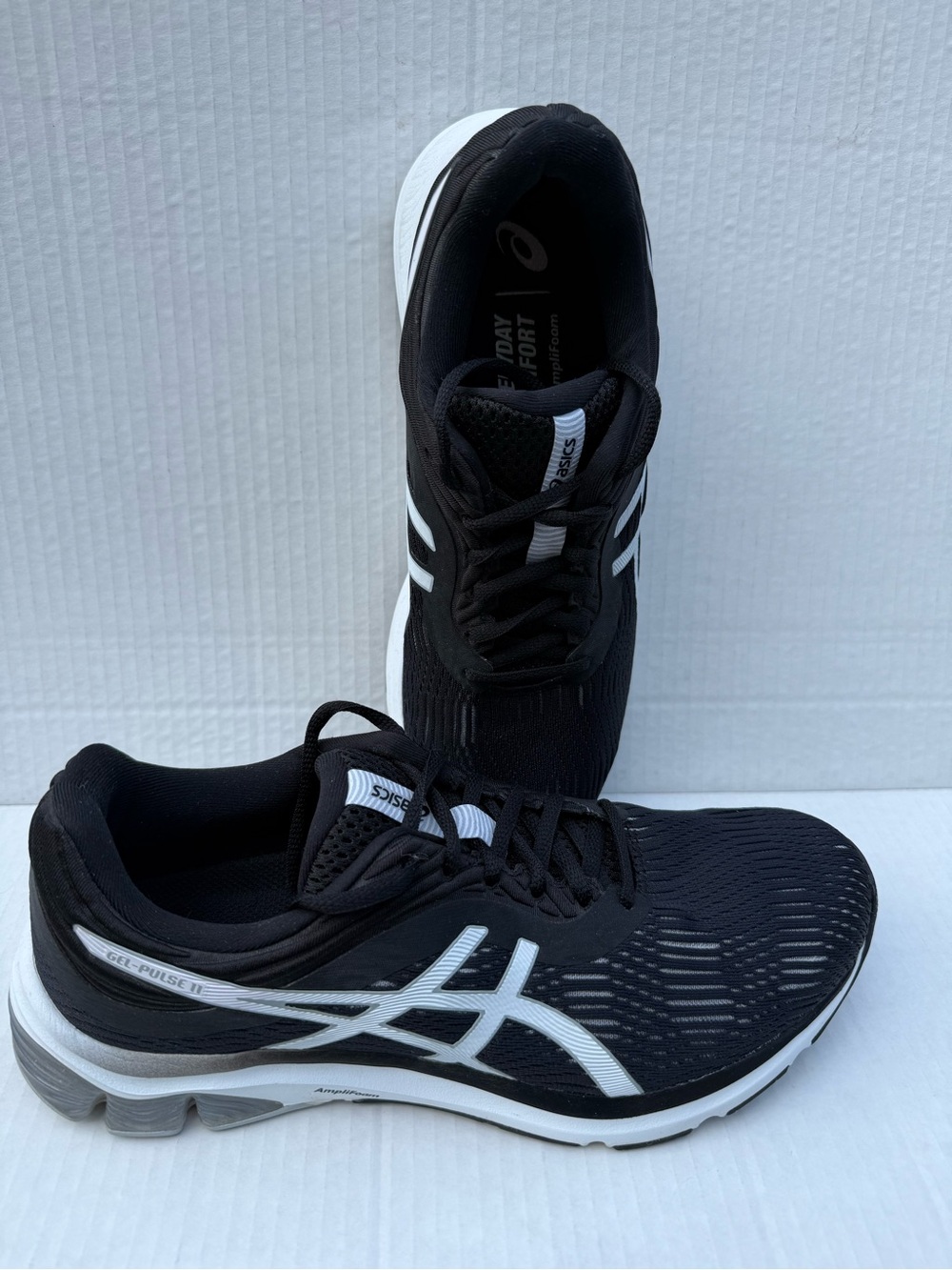 ASICS Women’s  Gel-Pulse 11 Black and White pre owned size 9.5